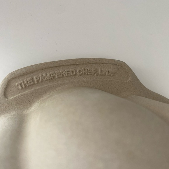 The pampered Chef stoneware 10 inch fluted Bundt cake pan 1440 - Picture 6 of 7